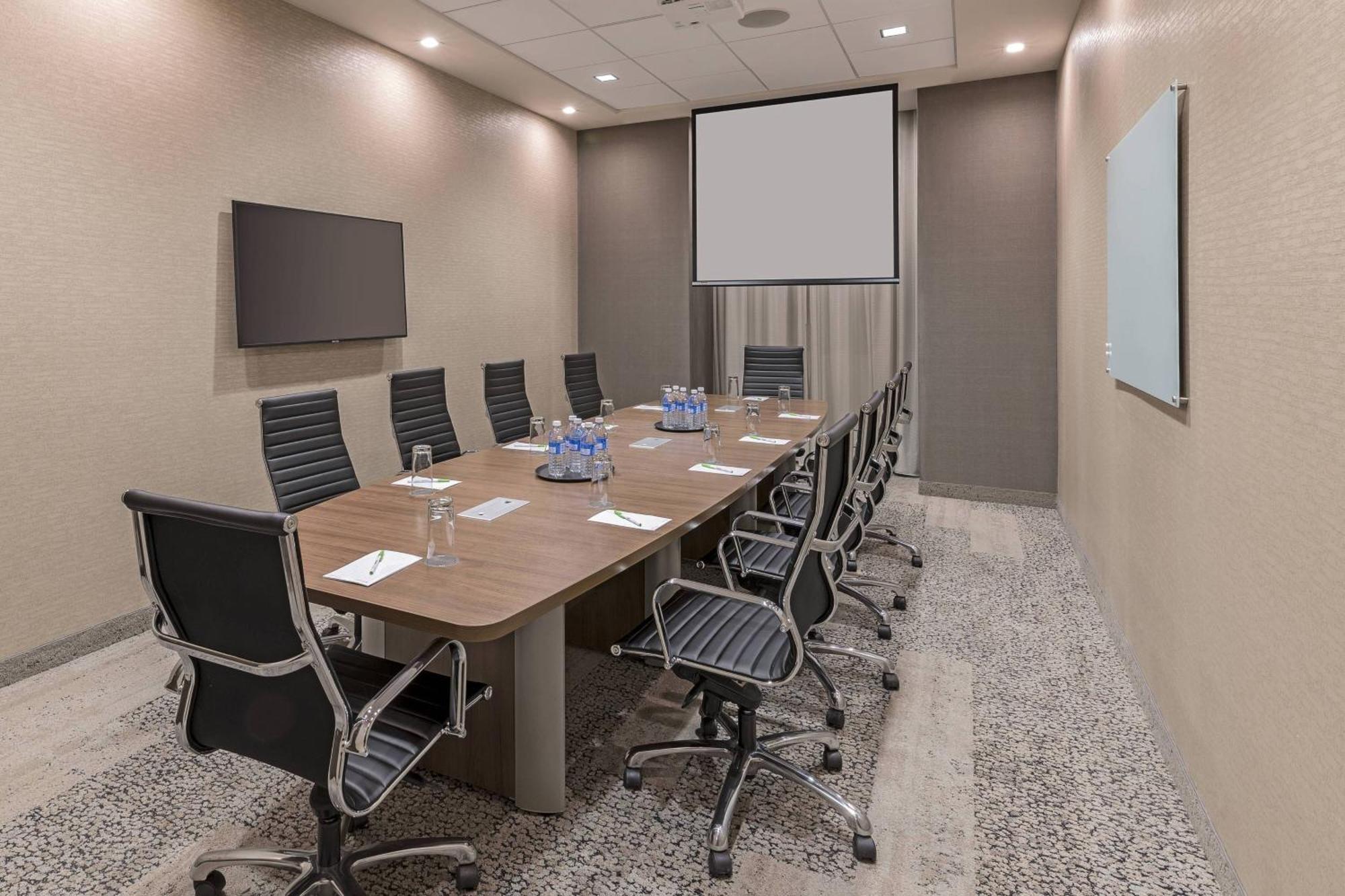 Hotel Courtyard By Marriott Burlington-oakville 3*